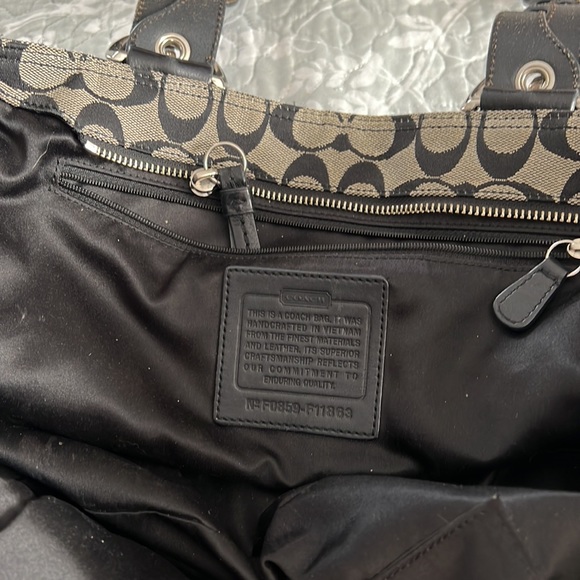 Signature Coach shoulder tote - Picture 3 of 5